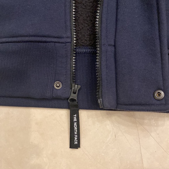 North Face jacket, size small. Navy blue with black. Excellent condition - Picture 4 of 7